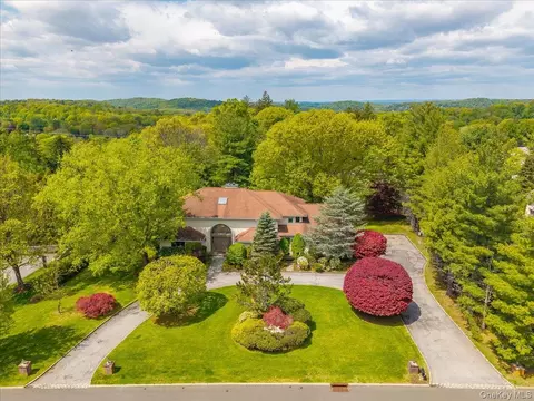 8 Far Hill Ln, Mount Pleasant, NY 10570