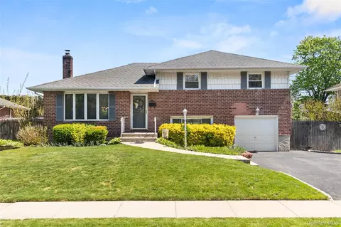 21 Reese Pl, Farmingdale, NY 11735