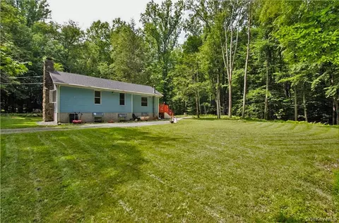 16 Woodland Rd, Mount Hope, NY 10940