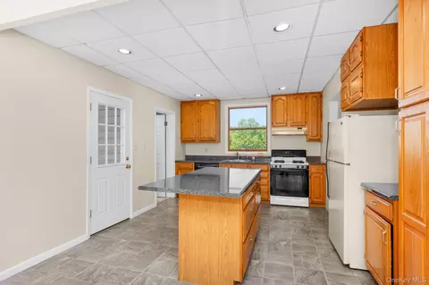 Kitchen - 184 3rd St, Cortlandt, NY 10511 photo 1 of 4