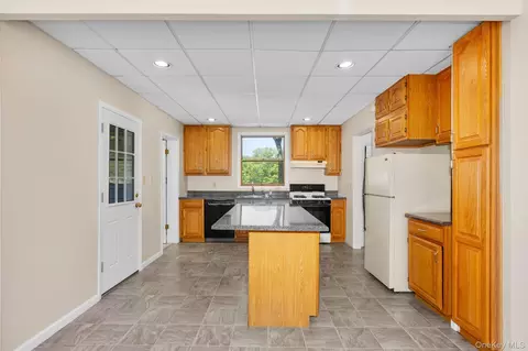 Entry Way - 184 3rd St, Cortlandt, NY 10511 photo 1 of 3