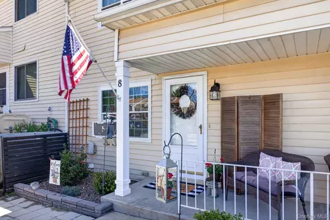 8 Franklin Pl, Washingtonville, NY 10992