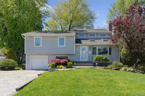 7 Greenacre Ct, Syosset, NY 11791