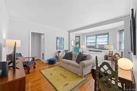 34-20 79th St #1H, Jackson Heights, NY 11372