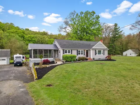 1327 County Route 17, Crawford, NY 12586