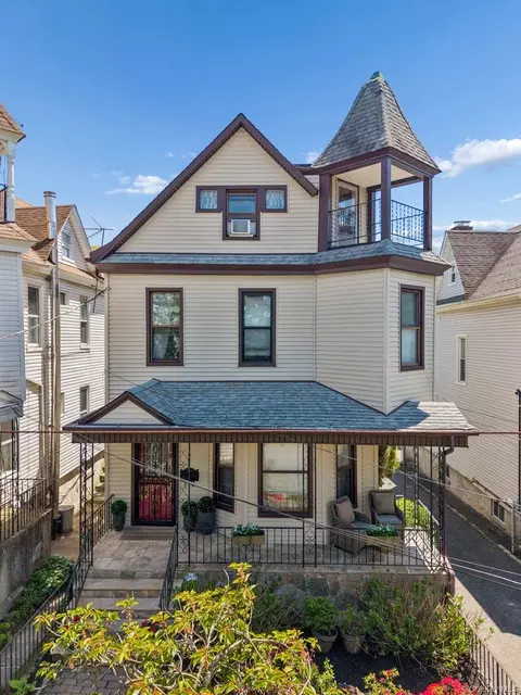 68 Underhill St, Eastchester, NY 10707