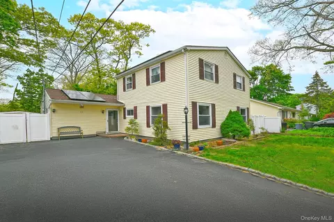 12 Sims St, Patchogue, NY 11772