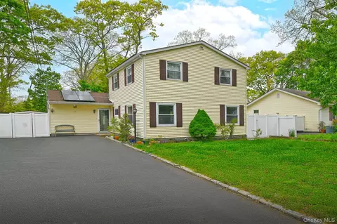 12 Sims St, Patchogue, NY 11772