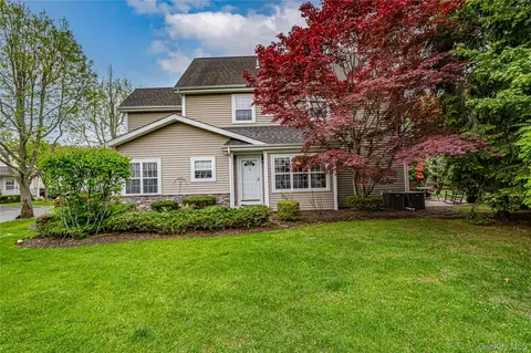 34 Paddington Cir, Smithtown, NY 11787