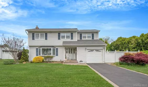 75 Pawnee Dr, Commack, NY 11725
