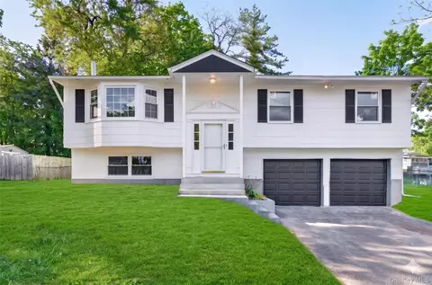 8 Mockingbird Ln, Poughkeepsie, NY 12601