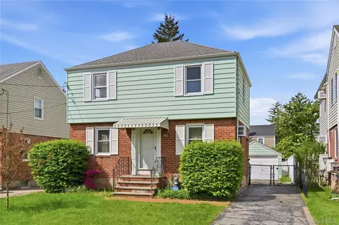 325 White Rd, North Hempstead, NY 11501