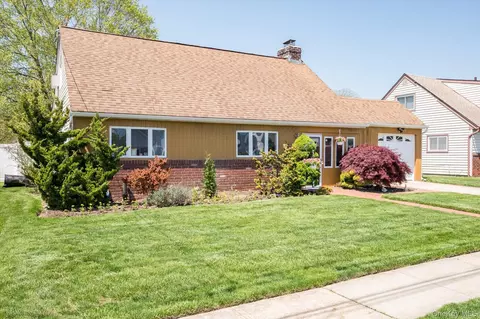 340 Seaford Ave, Massapequa, NY 11758