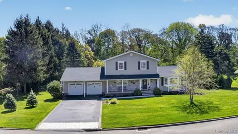 3 Orchard Rd S, Brookhaven, NY 11772