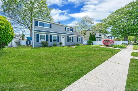 48 Hollyhock Rd, Levittown, NY 11756