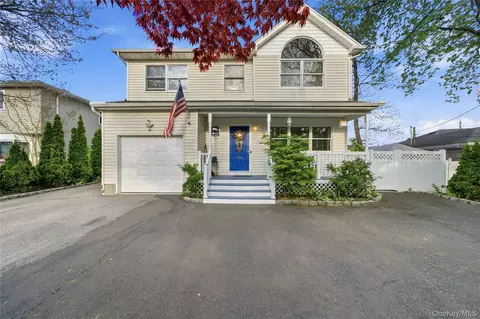 695 Higbie Ln, West Islip, NY 11795