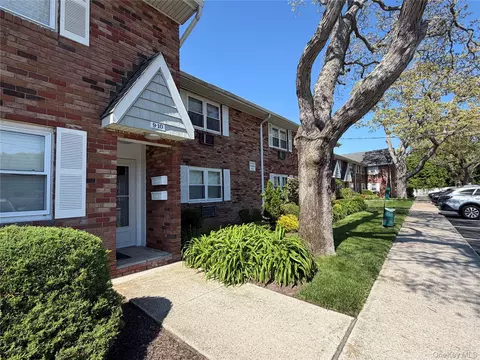 100 Connetquot Ave #10, East Islip, NY 11730
