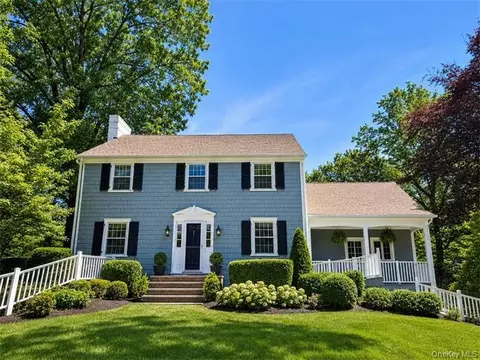 4 N Ravine Rd, North Hempstead, NY 11023