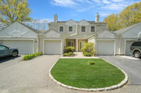 31 Quail Ct, Manorville, NY 11949