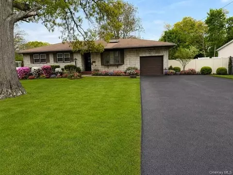 44 47th St, Islip, NY 11751