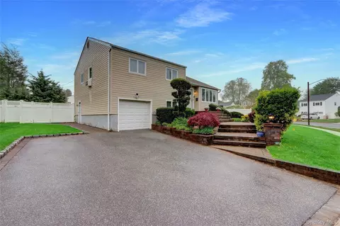 42 Briarwood Ln, Plainview, NY 11803
