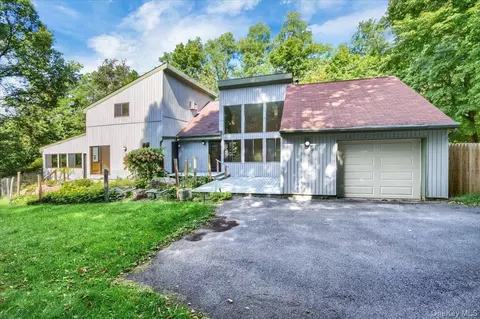76 Woodcock Mountain Dr, Blooming Grove, NY 10914