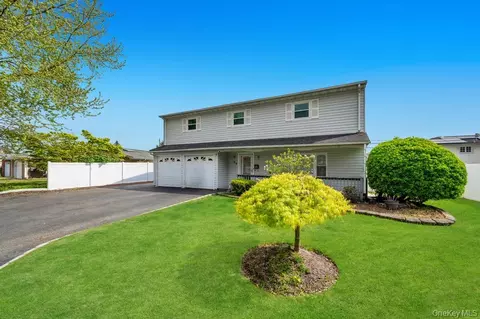 32 Beverly St, Islip, NY 11751