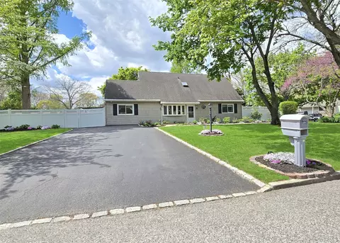 19 Hartsdale Ln, Coram, NY 11727