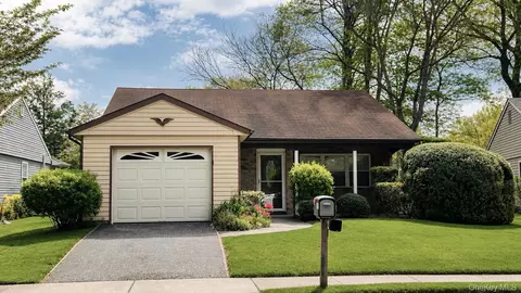 257 Edinburgh Dr, Ridge, NY 11961