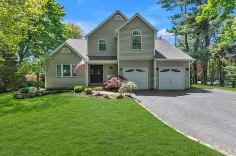 17 Claire Ave, Huntington Station, NY 11746