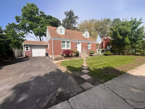 245 Warren St, Uniondale, NY 11553