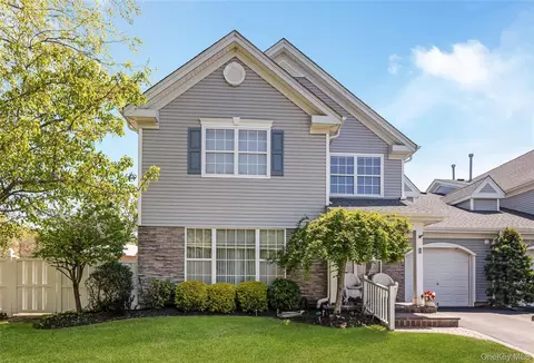 8 Hannah Ln, Middle Island, NY 11953