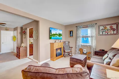 Living - 21 Toehee Pl #2B, Islip, NY 11751 photo 1 of 2