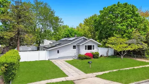 59 Elm St, Central Islip, NY 11722