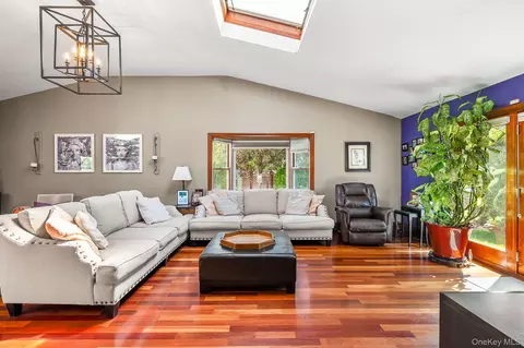 Living - 139 Stevens Ave, Hempstead, NY 11550 photo 4 of 5