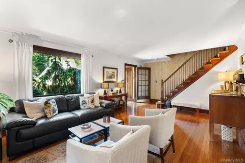 Living - 139 Stevens Ave, Hempstead, NY 11550 photo 2 of 5