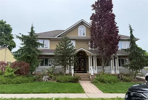 30 3rd Ave, North Hempstead, NY 11590