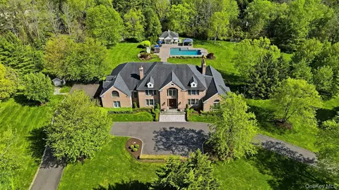 5 Westwood Ct, Glen Head, NY 11545