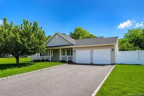 11 Winterberry Dr, Middle Island, NY 11953