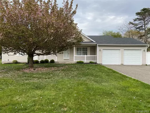 11 Winterberry Dr, Middle Island, NY 11953