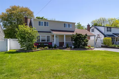 31 Jean Dr, North Babylon, NY 11703