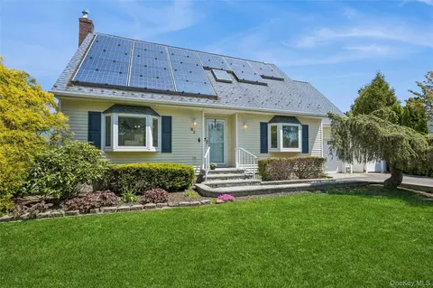 82 Jakes Ln, Calverton, NY 11933