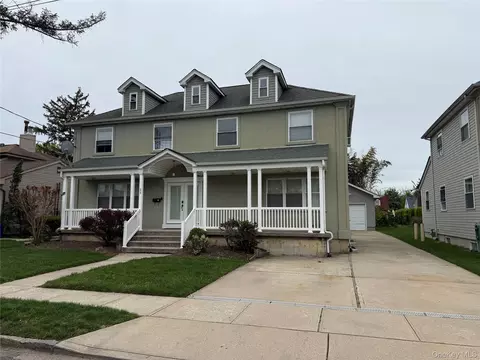 33 3rd Ave, North Hempstead, NY 11590