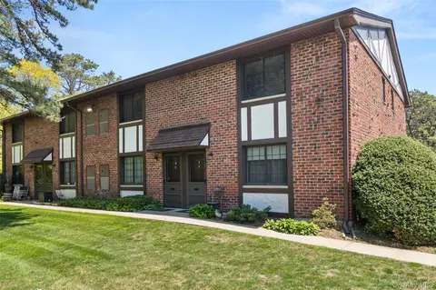 5 Pinebrook Pl #5, Bay Shore, NY 11706