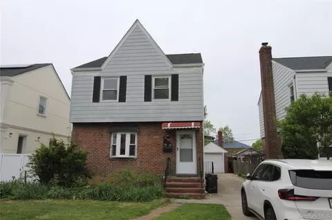 7510 173rd St, Fresh Meadows, NY 11366