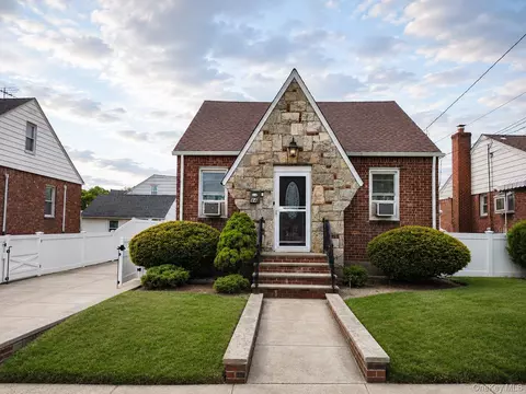 44 Shaw Ave, Valley Stream, NY 11580