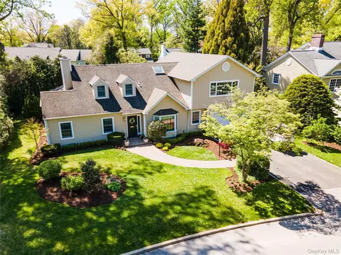 28 Old Field Ln, North Hempstead, NY 11020