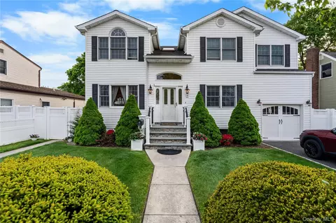 3 Lido Pkwy, Lindenhurst, NY 11757