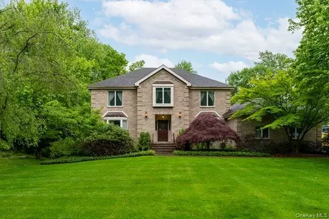 7 Fair Oaks Dr, Poughkeepsie, NY 12603