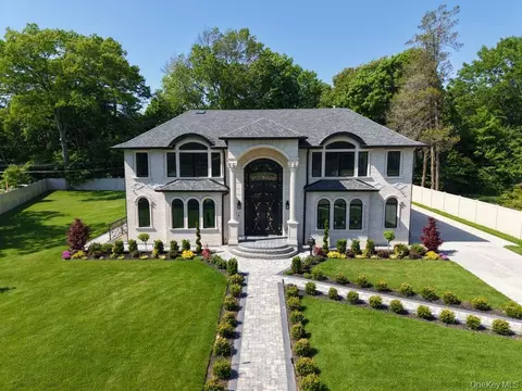 33 Parkway Dr, North Hempstead, NY 11577